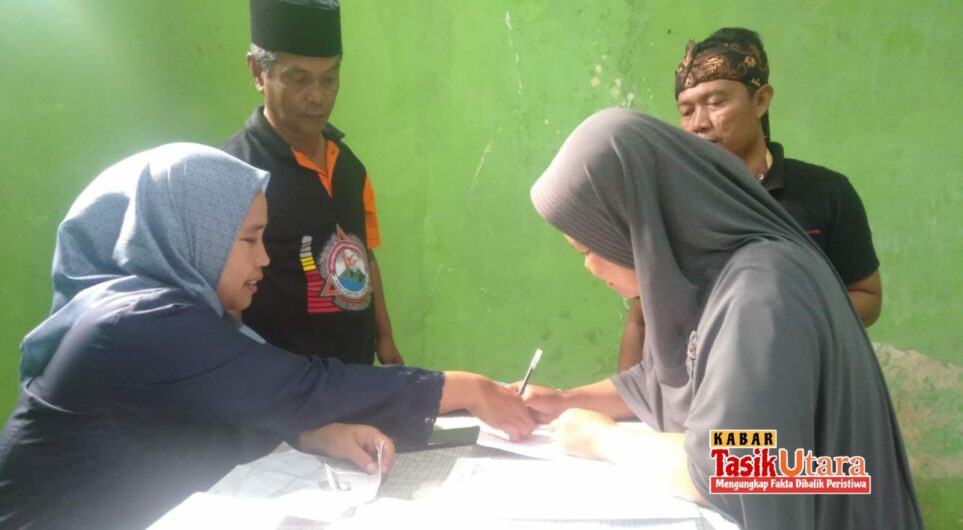 Kepala Desa Karangsembung Kec. Jamanis, Tinjau Langsung Penyaluran BLT-DD Tahap 2 Untuk 25 KPM