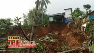 Terdampak Longsor, Kades Cibahayu : Kami Masih Menunggu Kejelasan Dari Pihak BPBD Kab. Tasikmalaya