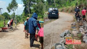 Kepala Desa Buniasih Kecamatan Kadipaten Turun Langsung Kawal Pembangunan TPT dan Jalan penghubung Di Kampung Nagreg