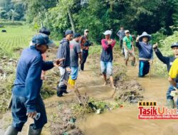 Tanggap Bencana, Kades Dawagung Rajapolah Turun Langsung Bangun Saluran Sungai